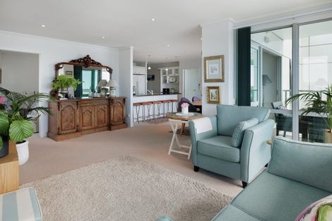 Photo of property in 72 Devonport Road, Tauranga, 3110