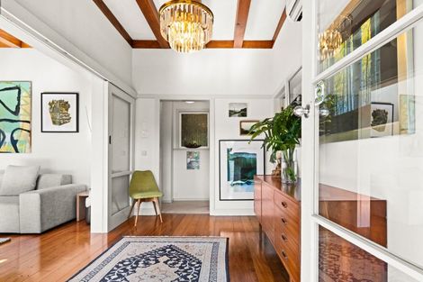 Photo of property in 18 Hukarere Road, Bluff Hill, Napier, 4110