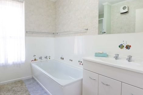 Photo of property in 23 Oakley Crescent, Hornby, Christchurch, 8042