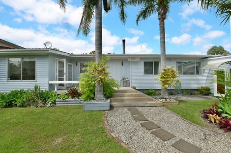 Photo of property in 18 Walton Street, Red Beach, 0932