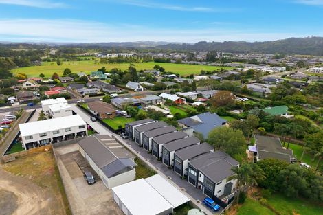 Photo of property in 2/7 Tapu Road, Huapai, Kumeu, 0810