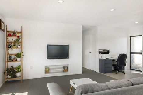 Photo of property in 2/2 Neal Avenue, Glenfield, Auckland, 0629