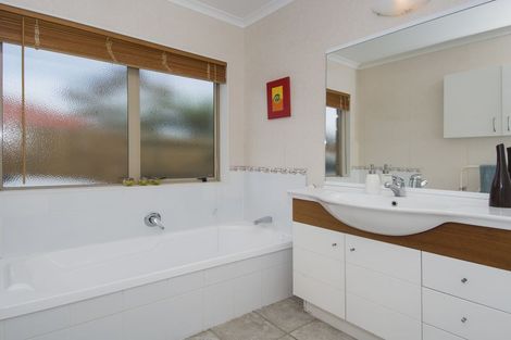 Photo of property in 36 Mcleod Place, Papamoa Beach, Papamoa, 3118