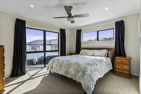 Photo of property in 34 Meadowood Drive, Unsworth Heights, Auckland, 0632