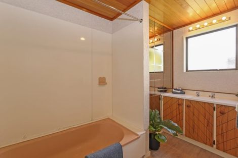 Photo of property in 9 Duncan Avenue, Te Atatu South, Auckland, 0610