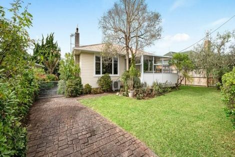 Photo of property in 14 Ward Crescent, Te Atatu Peninsula, Auckland, 0610