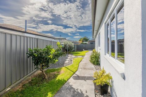 Photo of property in 32 Heynes Place, Clive, 4102