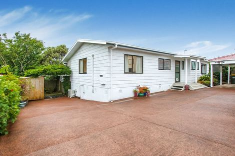 Photo of property in 32 Neil Avenue, Te Atatu Peninsula, Auckland, 0610
