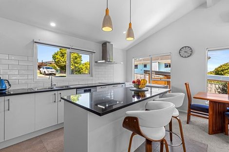 Photo of property in 2/140 Lynn Road, Bayview, Auckland, 0629