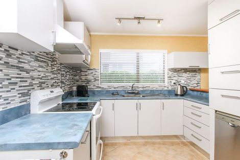 Photo of property in 32 Neil Avenue, Te Atatu Peninsula, Auckland, 0610