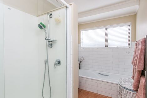 Photo of property in 32 Neil Avenue, Te Atatu Peninsula, Auckland, 0610