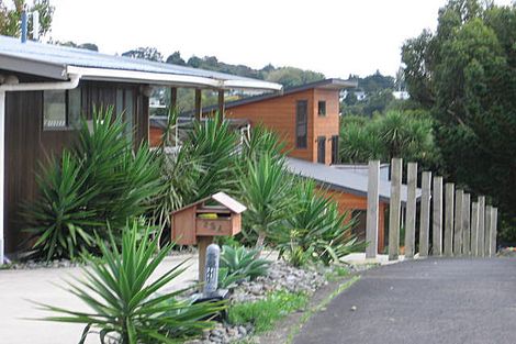 Photo of property in 25a Barron Drive, Green Bay, Auckland, 0604