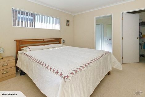 Photo of property in 17 Jubaea Place, Henderson, Auckland, 0610