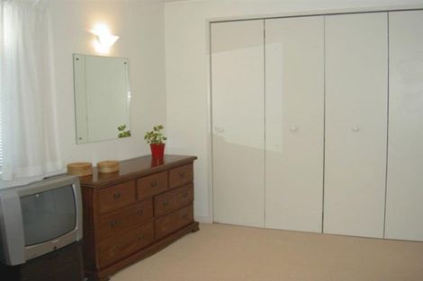 Photo of property in 2/20 Russell Street, Stanley Point, Auckland, 0624