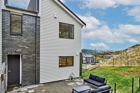 Photo of property in 33 Holystone Road, Whitby, Porirua, 5024