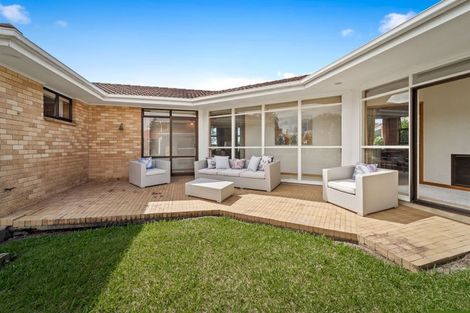 Photo of property in 2 Pendene Place, Forrest Hill, Auckland, 0620