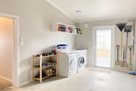 Photo of property in 18 Monaco Grove, Fitzherbert, Palmerston North, 4410