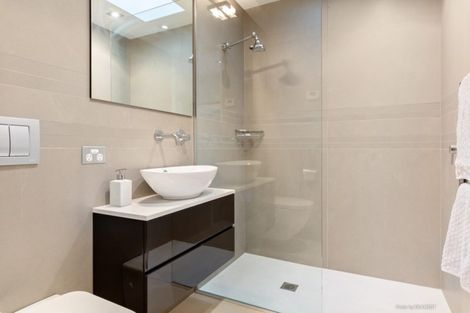 Photo of property in 21 Bendigo Grove, Newlands, Wellington, 6037