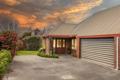 Photo of property in 2/50 Ambleside Drive, Burnside, Christchurch, 8053