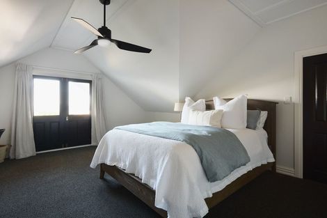 Photo of property in 10 Cobden Road, Bluff Hill, Napier, 4110