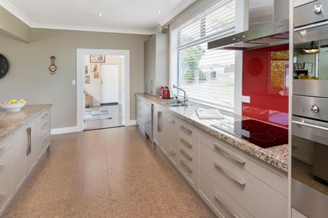 Photo of property in 30 Paparoa Road, Cockle Bay, Auckland, 2014
