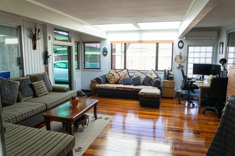 Photo of property in 5 Montmere Avenue, Te Atatu Peninsula, Auckland, 0610