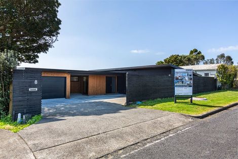 Photo of property in 8a Crispe Road, Clarks Beach, 2122