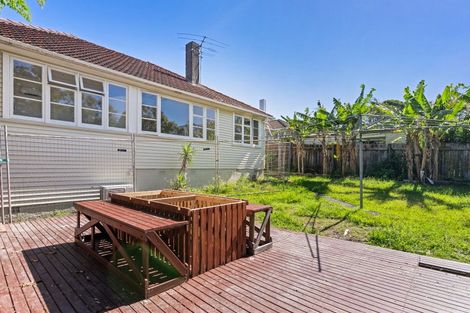 Photo of property in 81 Onewa Road, Northcote, Auckland, 0627