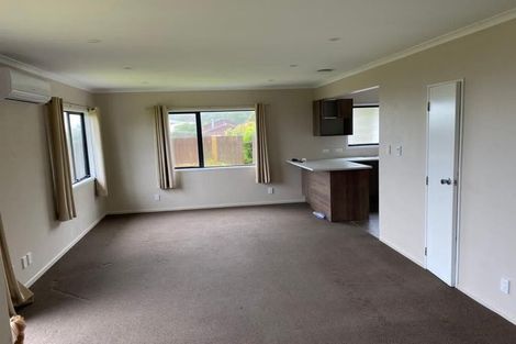 Photo of property in 8 Chetwode Grove, Newlands, Wellington, 6037