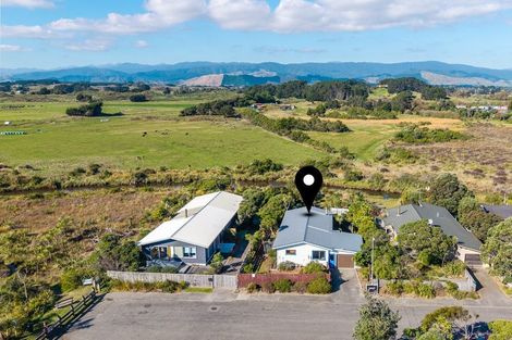 Photo of property in 4 Moana Street, Otaki Beach, Otaki, 5512