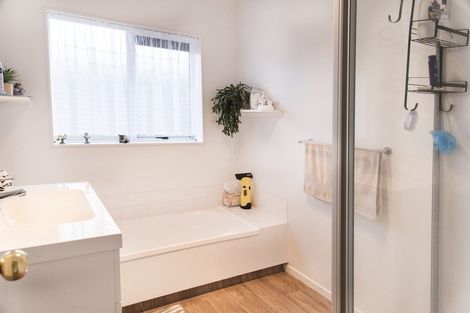 Photo of property in 8 Bernina Place, Weymouth, Auckland, 2103