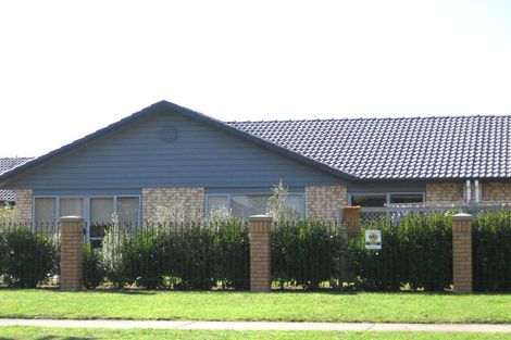 Photo of property in 64 Beach Road, Te Atatu Peninsula, Auckland, 0610