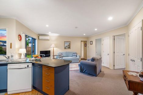 Photo of property in 2 Gunner Drive, Te Atatu Peninsula, Auckland, 0610