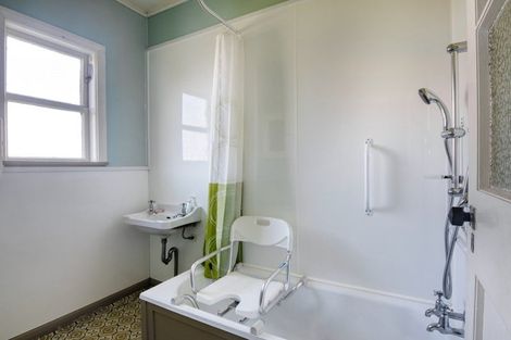 Photo of property in 129 Savage Crescent, West End, Palmerston North, 4412