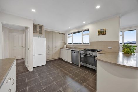 Photo of property in 21 Longview Drive, Merrilands, New Plymouth, 4312