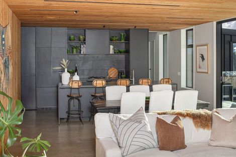 Photo of property in 81 Piha Road, Piha, 0772