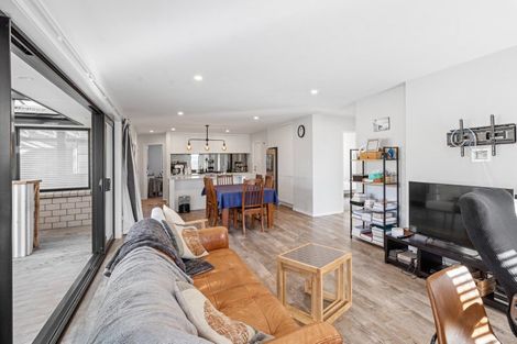 Photo of property in 17 Cyprus Place, Fitzherbert, Palmerston North, 4410
