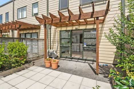 Photo of property in 10/17 Harbour View Road, Te Atatu Peninsula, Auckland, 0610