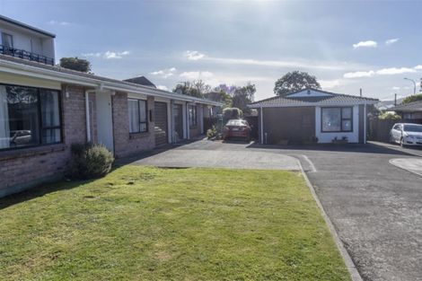 Photo of property in 4f2 Stewart Drive, Newlands, Wellington, 6037