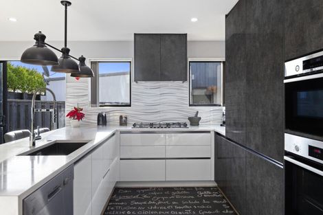 Photo of property in 1 Sai Ridge Close, Pukekohe, 2120