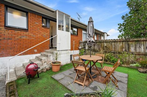 Photo of property in 2/1 Forsythe Place, Massey, Auckland, 0614