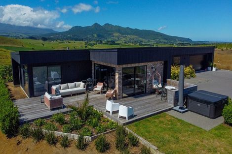 Photo of property in Tapuae, 26 Washer Road, Omata, New Plymouth, 4374