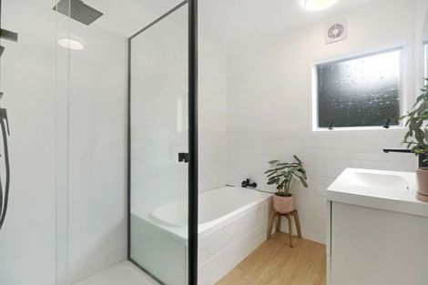 Photo of property in 22 Fernleigh Avenue, Waiuku, 2123