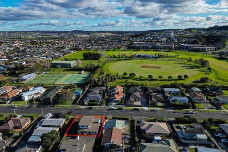 Photo of property in 135 Centreway Road, Orewa, 0931