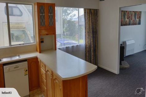 Photo of property in 19 Somes Crescent, Newlands, Wellington, 6037