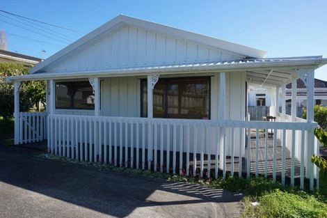 Photo of property in 1/100 Birkdale Road, Birkdale, Auckland, 0626