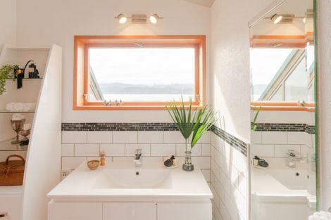 Photo of property in 6 Nakora Road, Karaka Bays, Wellington, 6022