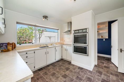 Photo of property in 33 Rewarewa Crescent, Waikanae, 5036