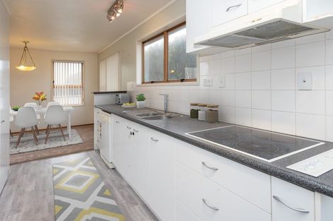 Photo of property in 9 Darren Crescent, Half Moon Bay, Auckland, 2012
