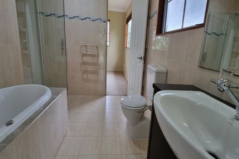 Photo of property in 11 Cobblestone Lane, Hillcrest, Auckland, 0627